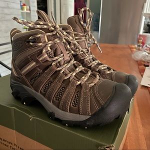 KEEN hiking boots